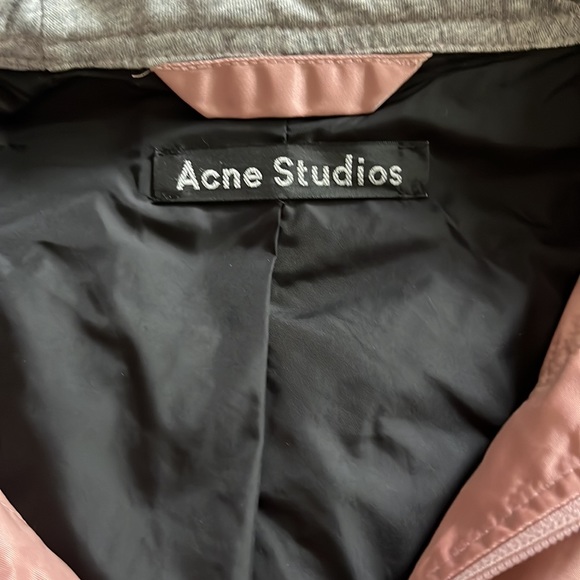 Acne Studio FACE PATCH WATER RESISTANT HOODED PARKA IN Dusty Rose - Picture 5 of 8